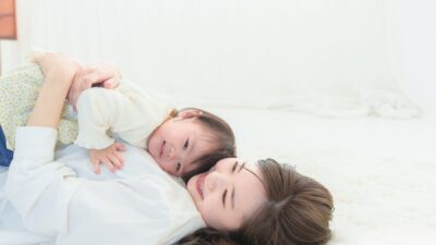 独身者と養子縁組：可能性、利点、リスク、と手続きについての完全ガイド